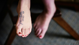 Geneviève aux pieds nus