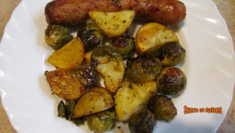 Saucisses de Toulouse au four avec des pommes de terre et des choux de Bruxelles