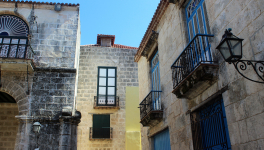 Porte à demi ouverte