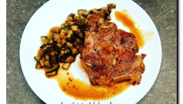 Côtelettes de porc sauce pimentée au soja et brunoise de courgette