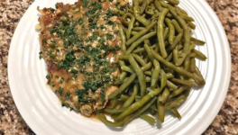 Escalopes de dinde panées à la ciboulette, en sauce au vin blanc