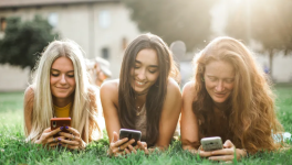 Comment les réseaux sociaux et les réunions en ligne façonnent notre réalité