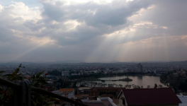 Aza maty! [Ne meurs pas!]