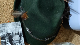 Le chapeau et les plumes (le chapeau de papa)