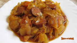 Potée de chou et pommes de terre aux saucisses fumées