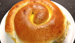 Pain roulé au fromage, oignons verts et ciboulette (Invartita cu branza sarata) - Recette en vidéo