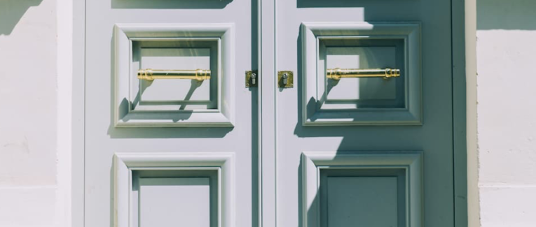 Derrière la porte close.