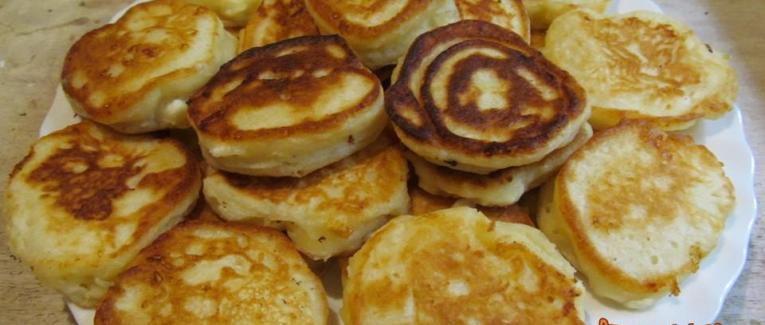 Blinis ou pancakes au yaourt et à la feta