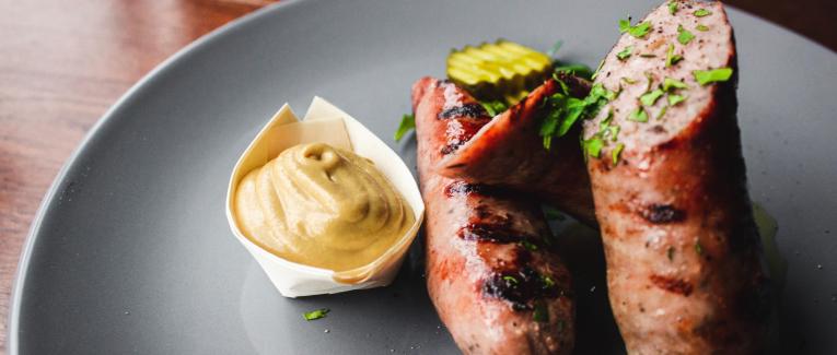 Recette de la saucisse de Toulouse poêlée avec pommes de terre et oignons 