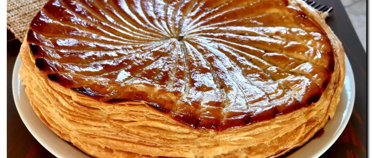 Galette des rois au chocolat et pâte feuilletée maison.