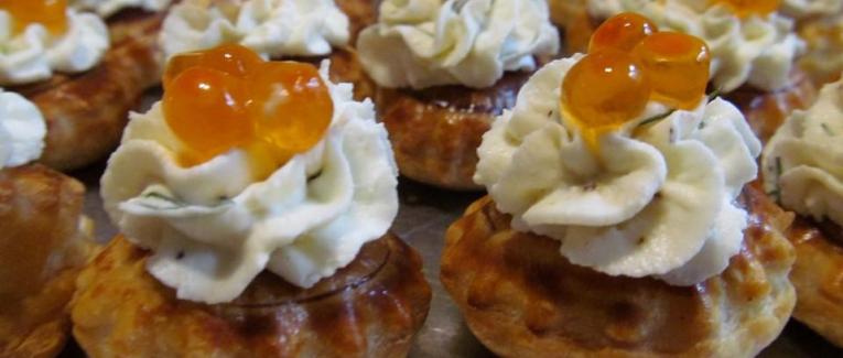 Canapés feuilletés mousse de chèvre frais à l'aneth et oeufs de saumon
