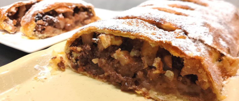 Strudel aux pommes facile à la pâte feuilletée - Recette en vidéo