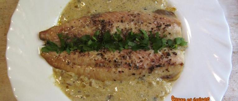Filets de maquereaux grillés au four, sauce à la crème fraîche