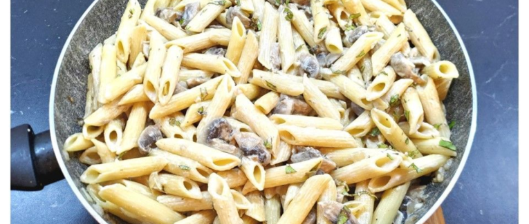 Penne aux champignons en sauce crémeuse à la moutarde
