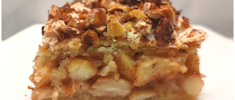 Carrés sablés aux pommes avec meringue et noix - Recette en vidéo
