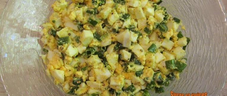 Salade aux oeufs et tiges d'oignons nouveaux