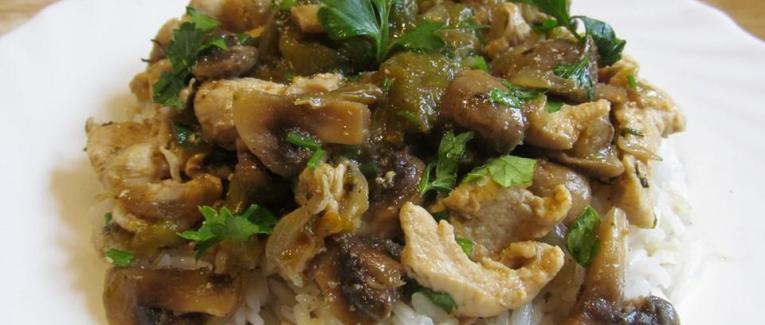 Poêlée de poulet aux champignons et poivrons