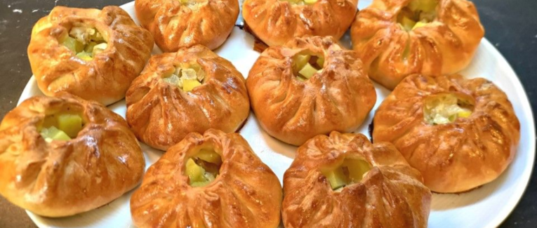 Mini tourtes au poulet et aux pommes de terre (Vak Belyash) - Recette en vidéo