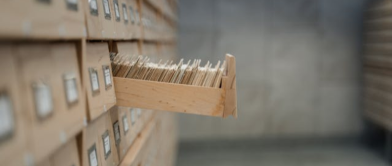 Rangement, rayonnages et styles d’écriture.