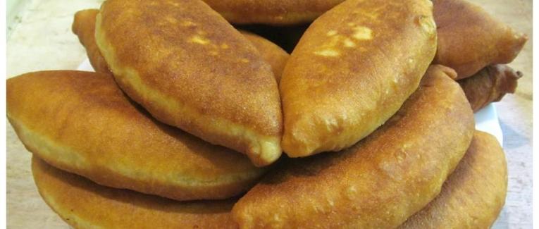 Beignets au fromage frais avec des fanes d'oignons nouveaux (Pateuri ou Pirojki)