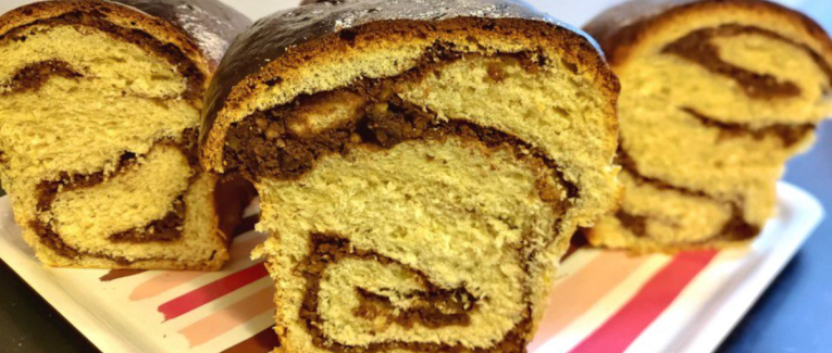 Brioche tressée aux noix et au cacao (Cozonac) - Recette en vidéo