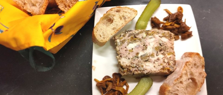 Terrine de campagne facile aux veau, poulet et chanterelles - Recette en vidéo