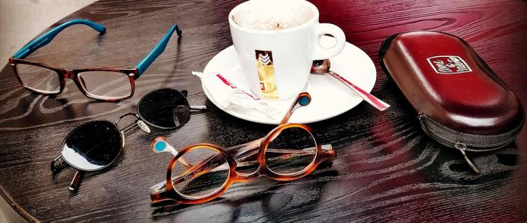 Pas de lunettes sur le divan