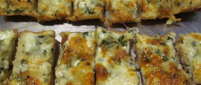 Pain gratiné au fromage et à l'ail - Cheesy garlic bread