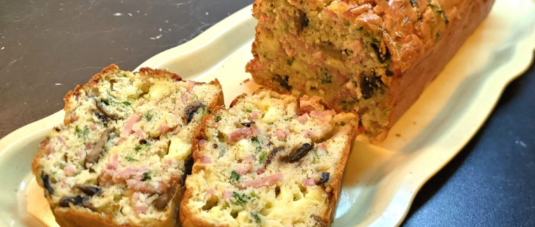 Cake salé aux jambon, fromage et champignons - Recette en vidéo