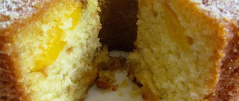 Gâteau très moelleux aux pêches à la crème fraîche