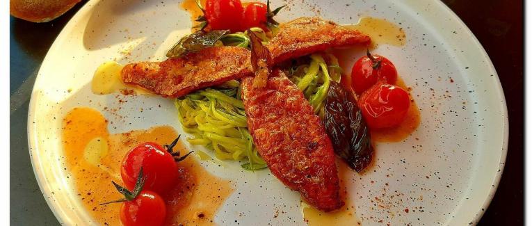 Filets de Rougets poêlés spaghettis de courgettes et huile au citron caviar.
