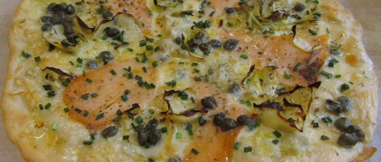 Pizza blanche au saumon fumé et à la cancoillotte