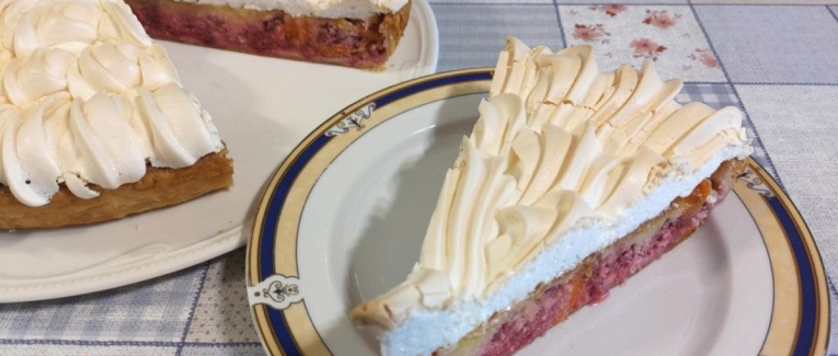 Tarte meringuée aux framboises et abricots - Recette en vidéo