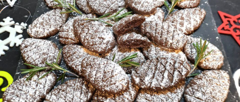 Biscuits chocolatés en forme de pommes de pin - Recette en vidéo
