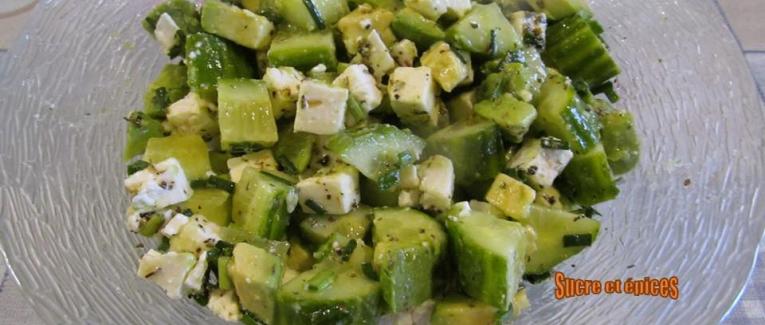 Salade avocat, concombre, feta - Recette en vidéo