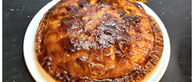 Galette des rois aux pommes à la crème d'amandes - Recette en vidéo