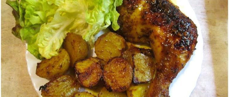 Cuisses de poulet et pommes de terre aux épices cuites au four