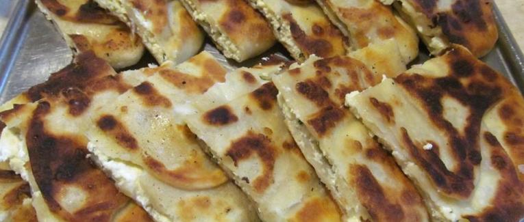 Galettes à la poêle au fromage frais et à la ciboulette (Placinte cu branza la tigaie)
