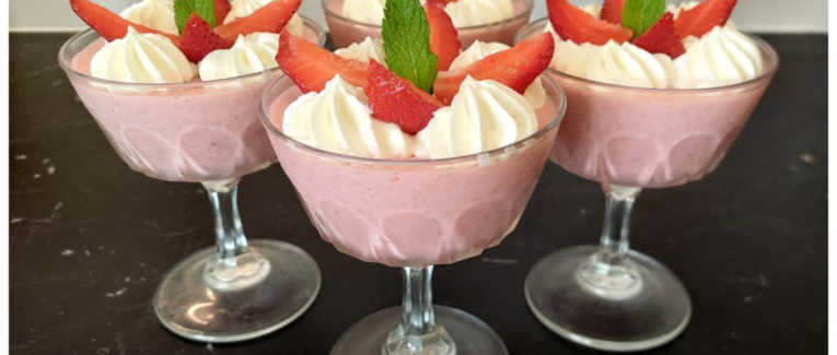 Verrines de mousse à la fraise - Recette en vidéo
