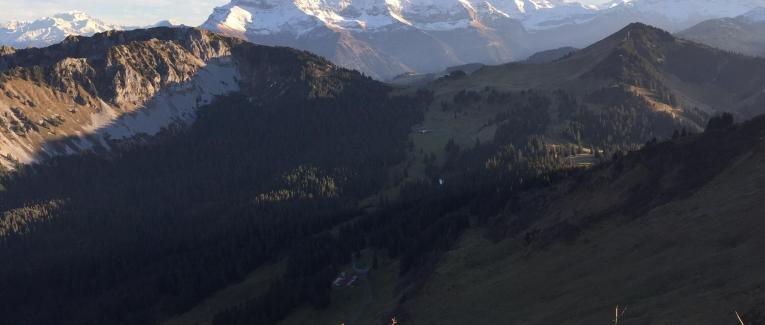 En haut, au large