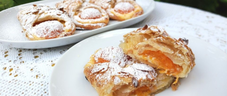 Feuilletés aux abricots à la crème pâtissière - Recette en vidéo