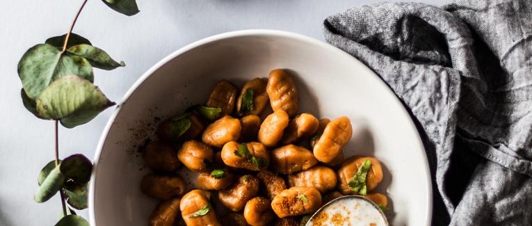 Gnocchi de pommes de terre gratinés en sauce tomates