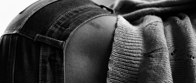 Sous ton pantalon noir