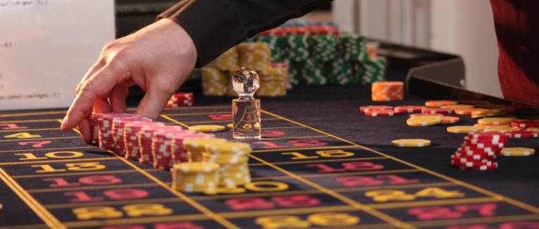 Travailler dans un casino : avis recueillis auprès de ceux qui ont vécu l’envers du décor