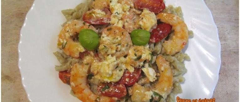 Pâtes avec des crevettes aux tomates cerises, feta et ail