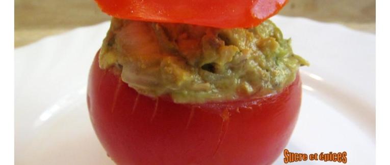 Tomates farcies au poulet, avocat et olives