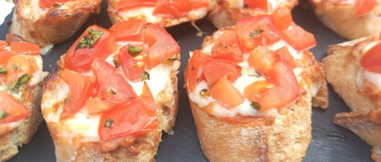 Crostini tomates mozarrella au pesto rosso - Recette en vidéo 