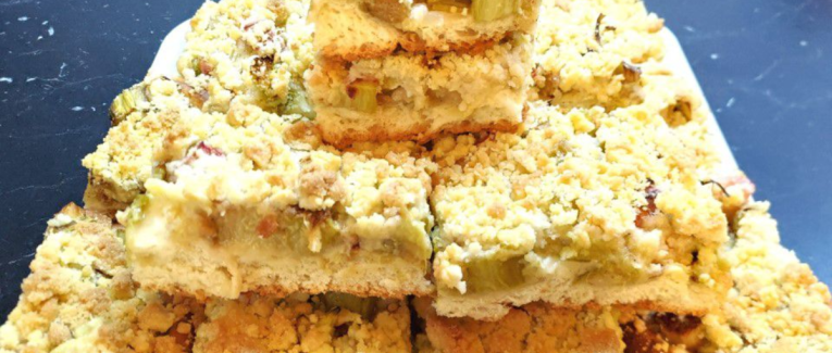 Tarte briochée rhubarbe cannelle avec streusel - Recette en vidéo