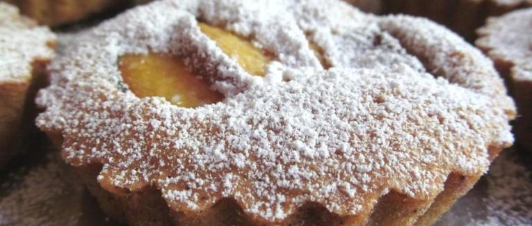 Petits gâteaux aux pêches et amandes