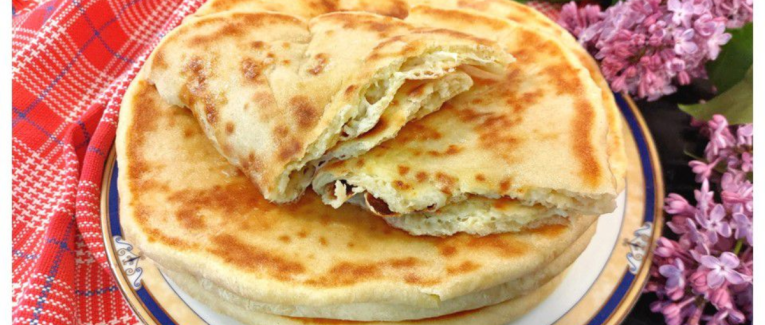 Pains à la poêle, au lait fermenté et au fromage (Khachapuri) - Recette en vidéo